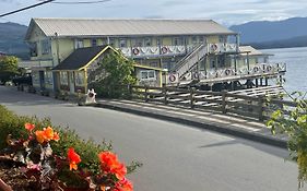 Seine Boat Inn
